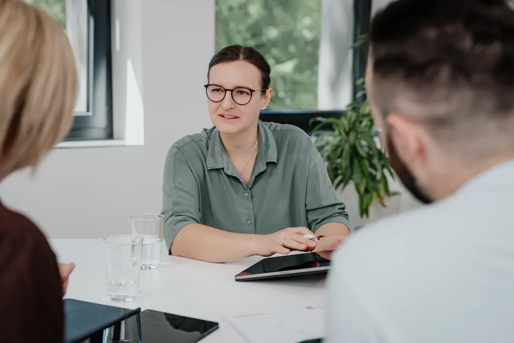 Beratungsgespräch zur Beantragung von Fördermitteln für eine nachhaltige Wärmeversorgung im Büro.